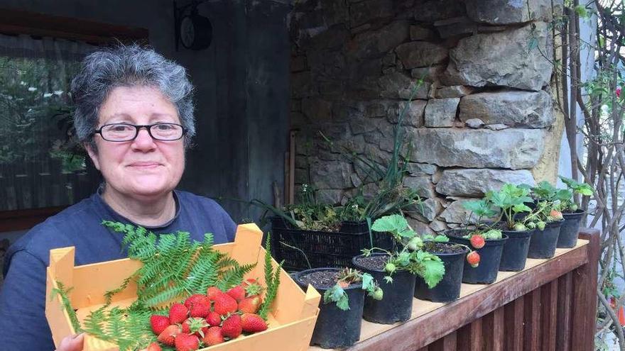 María Ángeles Beusher, de Santoseso, con fresa autóctona.