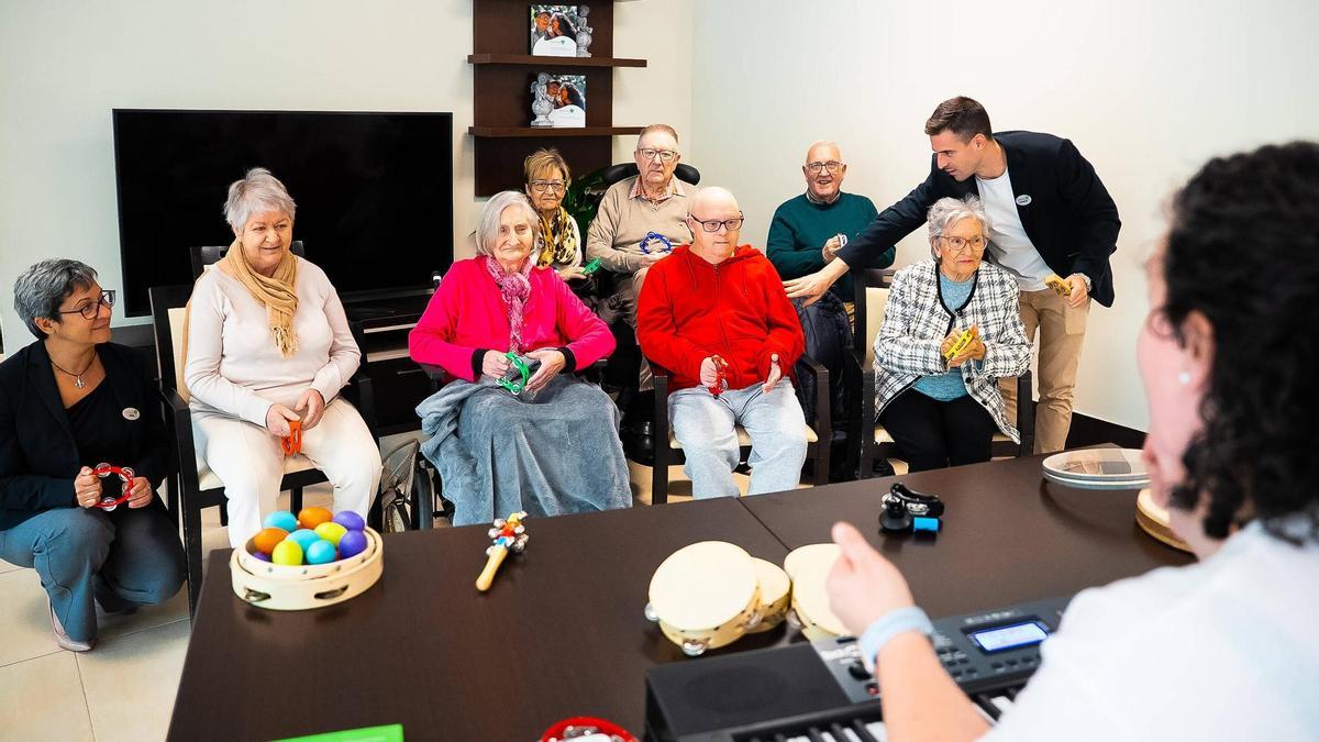 Taller de musicoterapia con personas con deterioro cognitivo en DomusVi Vigo Salesas.