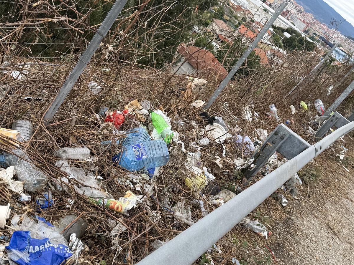 Foto aportada por los vecinos que muestran la cantidad de basura en la zona.
