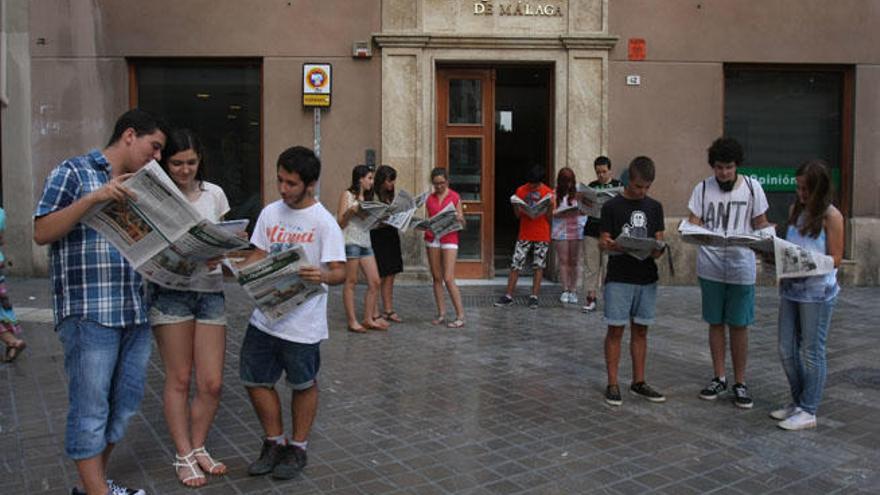 Jóvenes posan frente a la fachada del diario durante su aniversario.