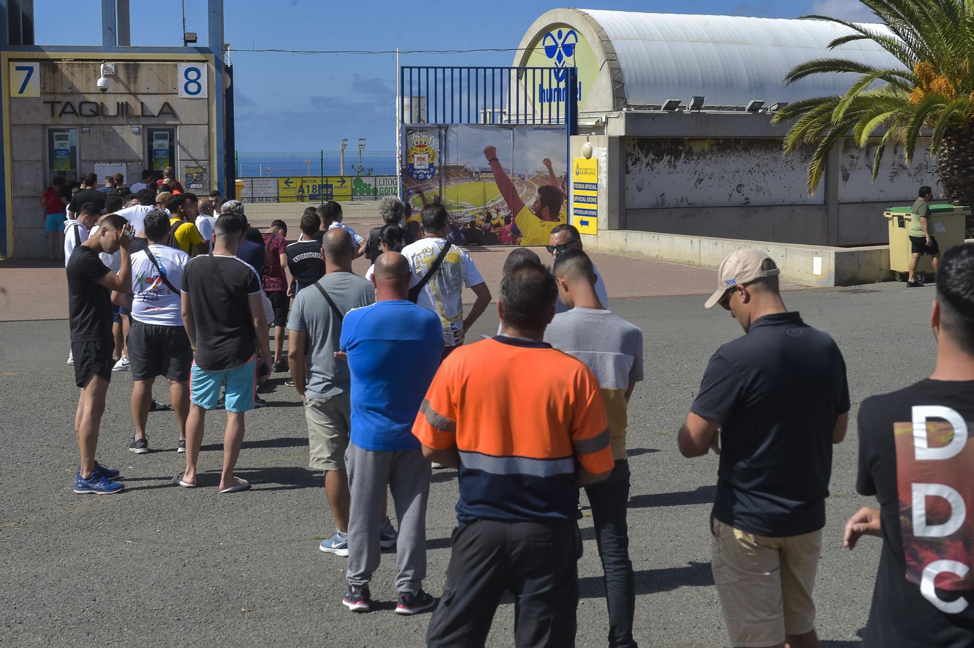 Colas en la taquilla del Estadio de Gran Canaria para comprar entradas del partido UD Las Palmas - Oviedo