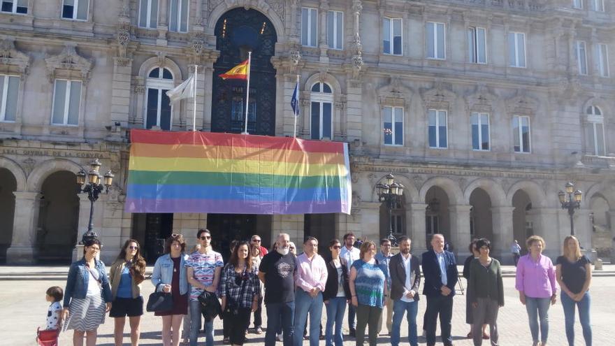 Minuto de silencio en María Pita por los atentados de Estambul.