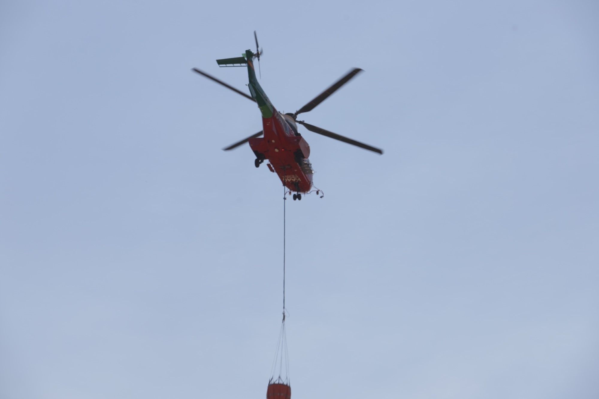 Un millar de efectivos trabajan para controlar el fuego de Sierra Bermeja