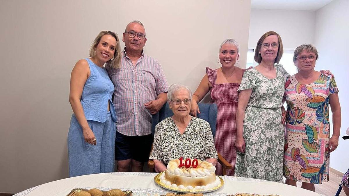 Angelina Martí Català, de l'Alqueria de la Comtessa, celebra sus 100 años de vida con su familia