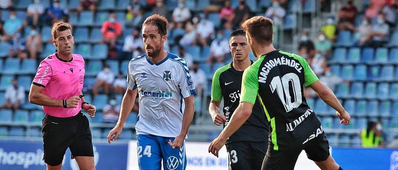 Míchel Herrero conduce el balón durante un lance del CD Tenerife-Sporting de Gijón