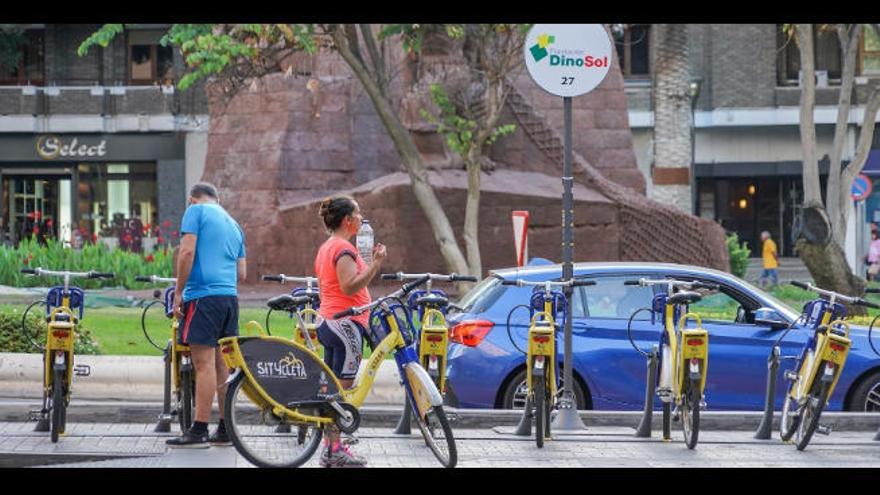 Usuarios utilizan el servicio de bicicleta pública en la plaza de España