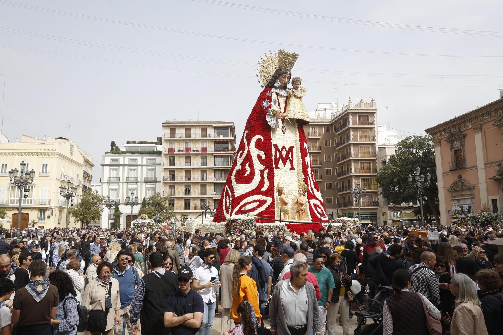 Cientos de personas acuden a ver el manto de la Virgen