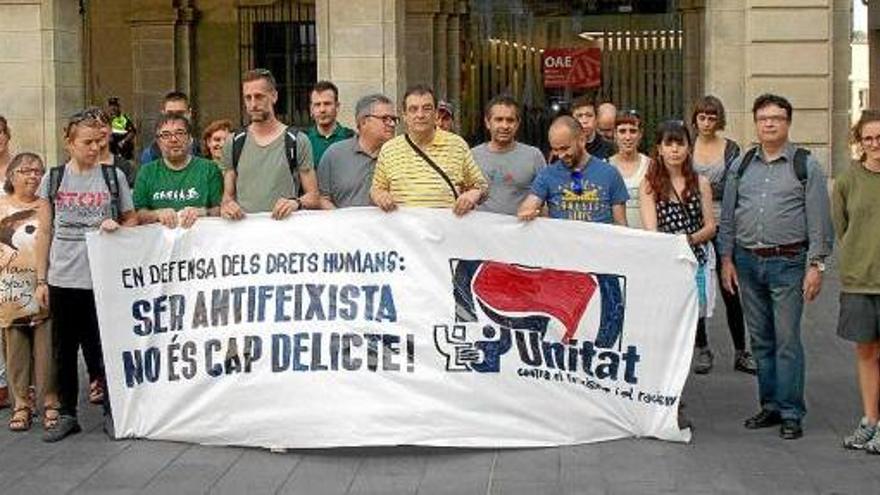 Membres d&#039;Unitat contra el Racisme i dels partits i entitats que donen suport a la campanya, ahir a Manresa