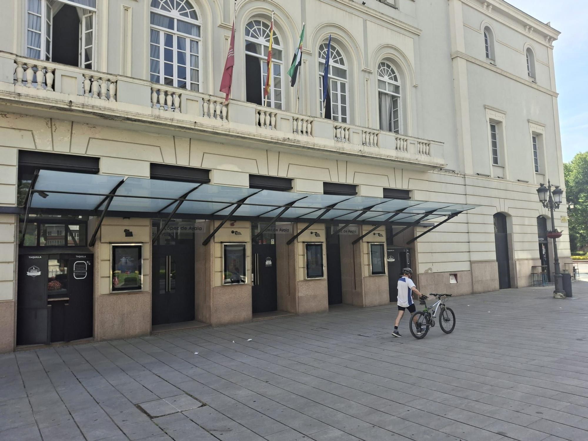 La fachada del teatro López de Ayala, en la plaza de Minayo (Badajoz).