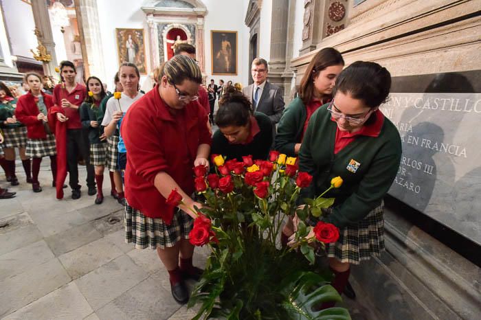 Ofrenda floral a León y Castillo en la catedral