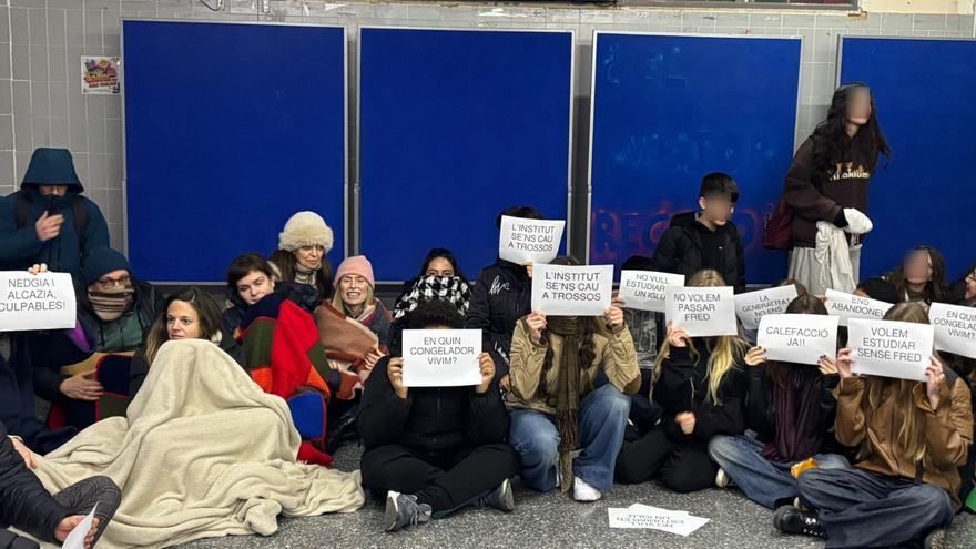 Escolares de la zona cero de la dana en Valencia dan clases a 8 grados con mantas