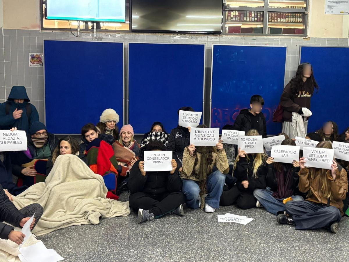 El alumnado del IES Juan de Garay de València protesta por las bajas temperaturas de las aulas