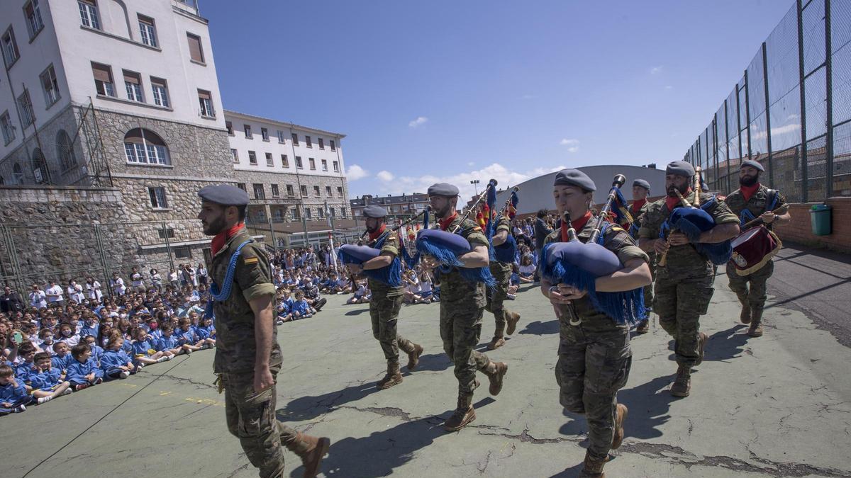 La Banda de Guerra del Regimiento Príncipe actuando en un colegio de Oviedo en una imagen de archivo.