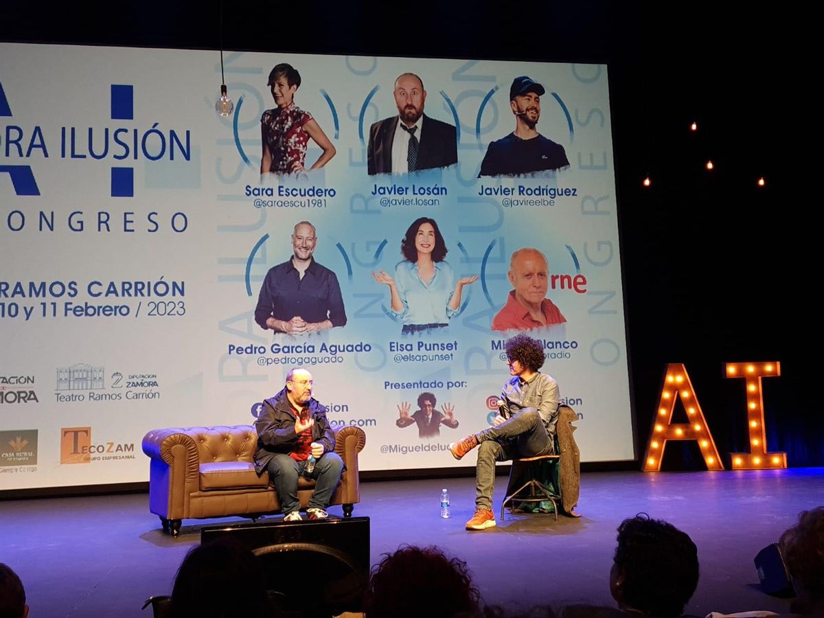 El actor JAvier Losán conversa con Miguel de Lucas