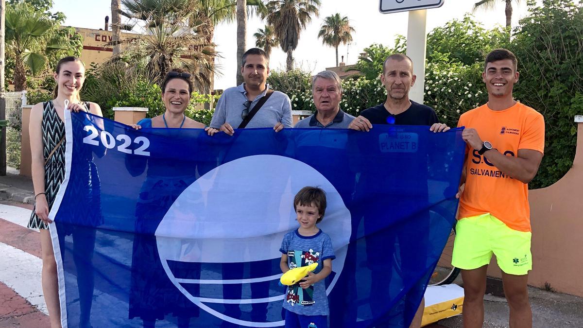 La bandera azul, que certifica la calidad, seguridad, accesibilidad y servicios ya ondea en Benafelí.