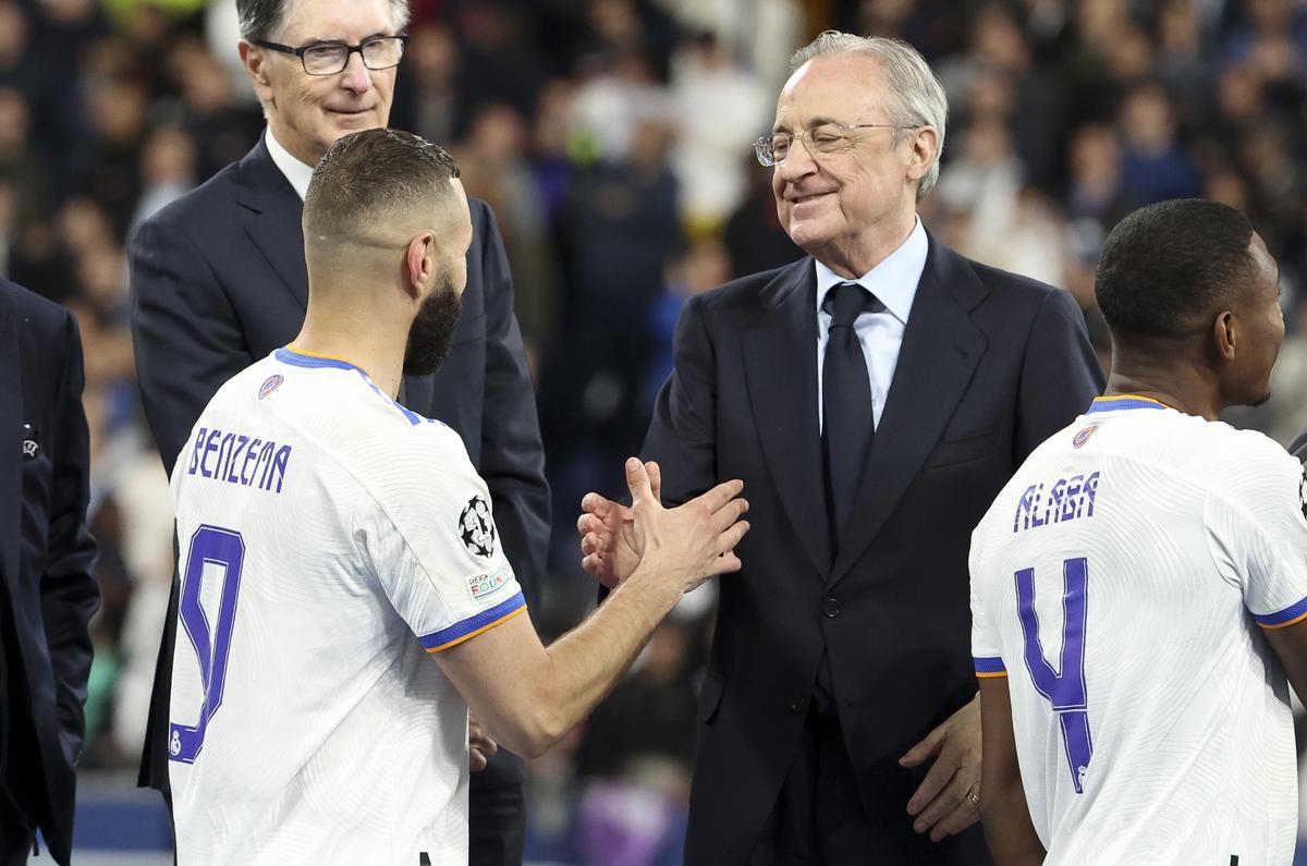 Benzema y Florentino Pérez se saludan tras la consecución de la última Liga de Campeones blanca.