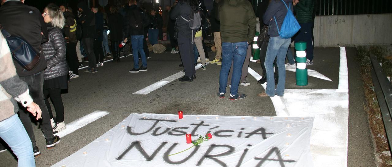 Pancarta en recuerdo de la cocinera que murió acuchillada en la cárcel, en los accesos a la prisión de Mas d'Enric.