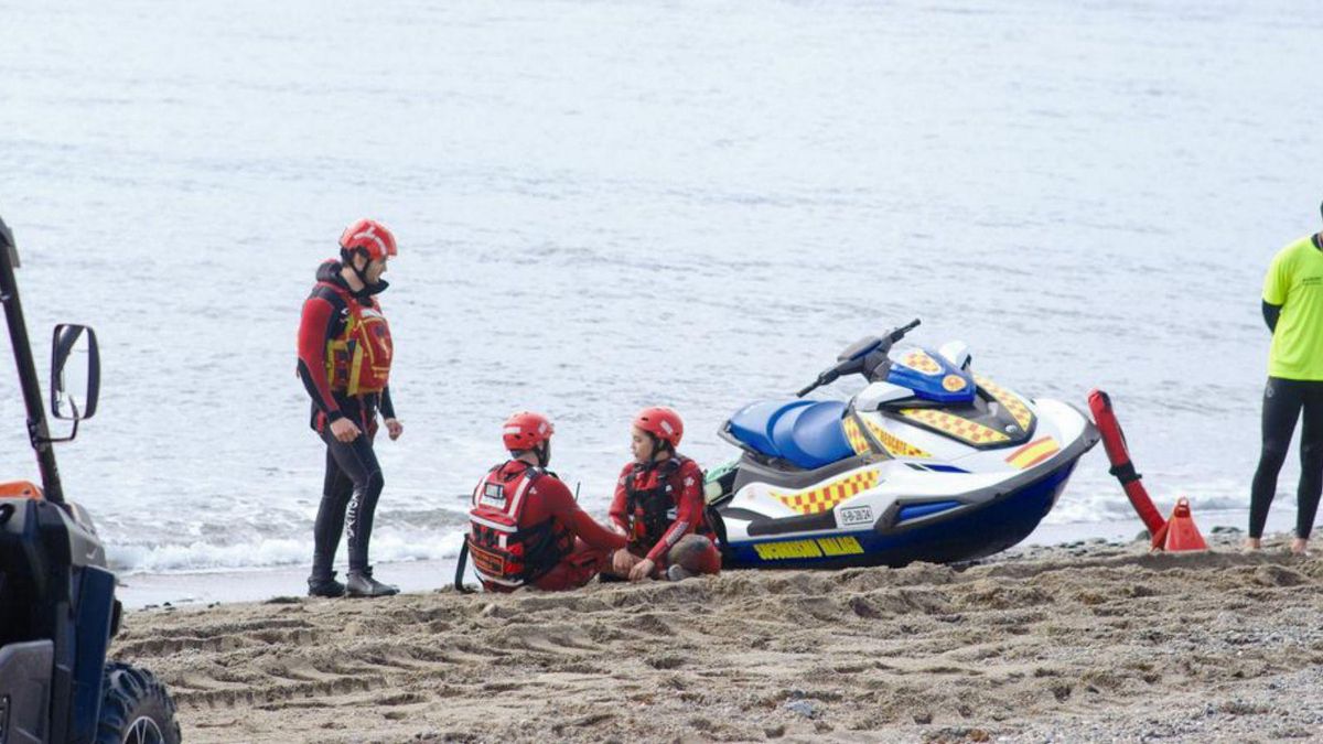 Socorristas, en un simulacro de inervención en las playas de Marbella.