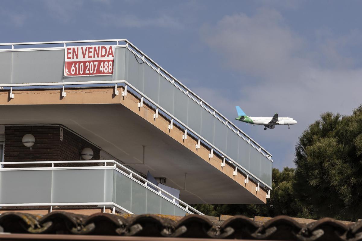 Un avión sobrevuela la zona de Gavà Mar.