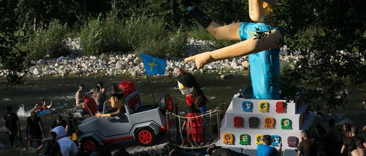 Una de las embarcaciones que participaron en el último Descenso Folklórico del Nalón.