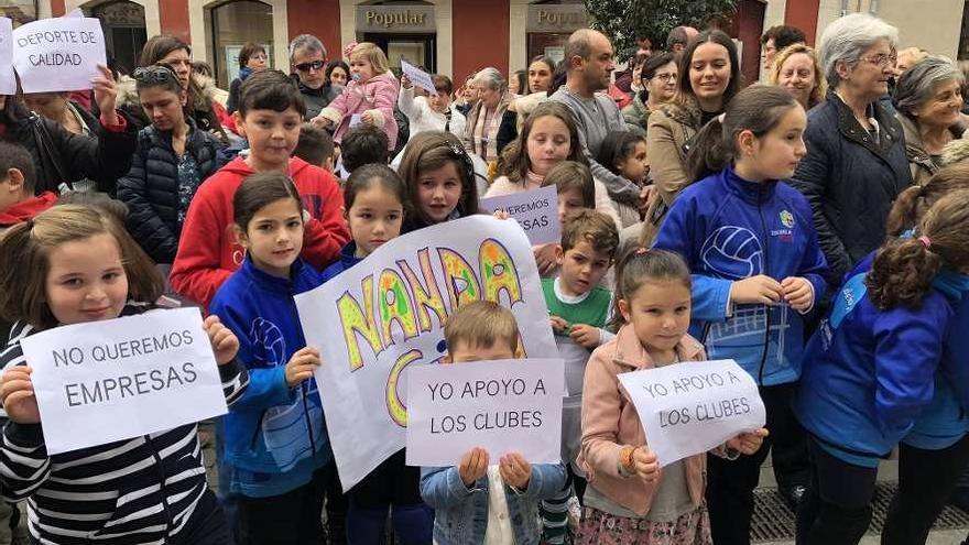 Niños y mayores, ayer, concentrados en Llanes.