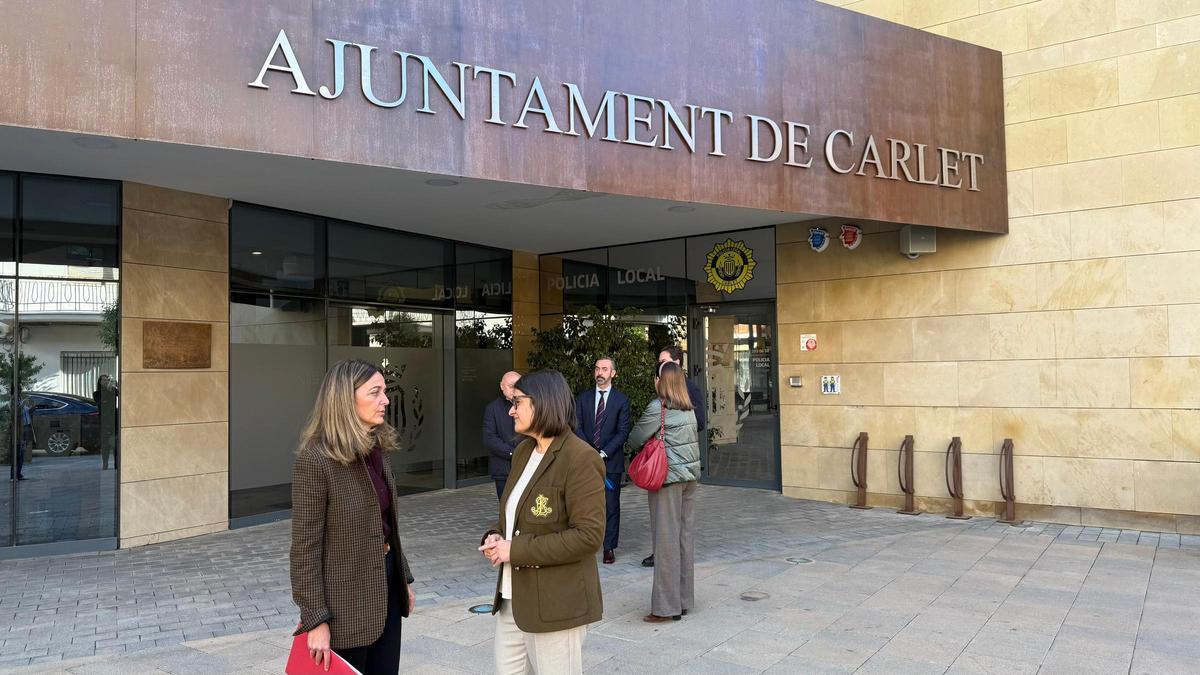 La consellera Martínez junto a la alcaldesa de Carlet a las puertas del ayuntamiento.