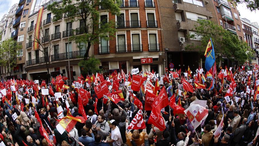 Los manifestantes cantan el &#039;Quédate&#039; de Quevedo a Pedro Sánchez