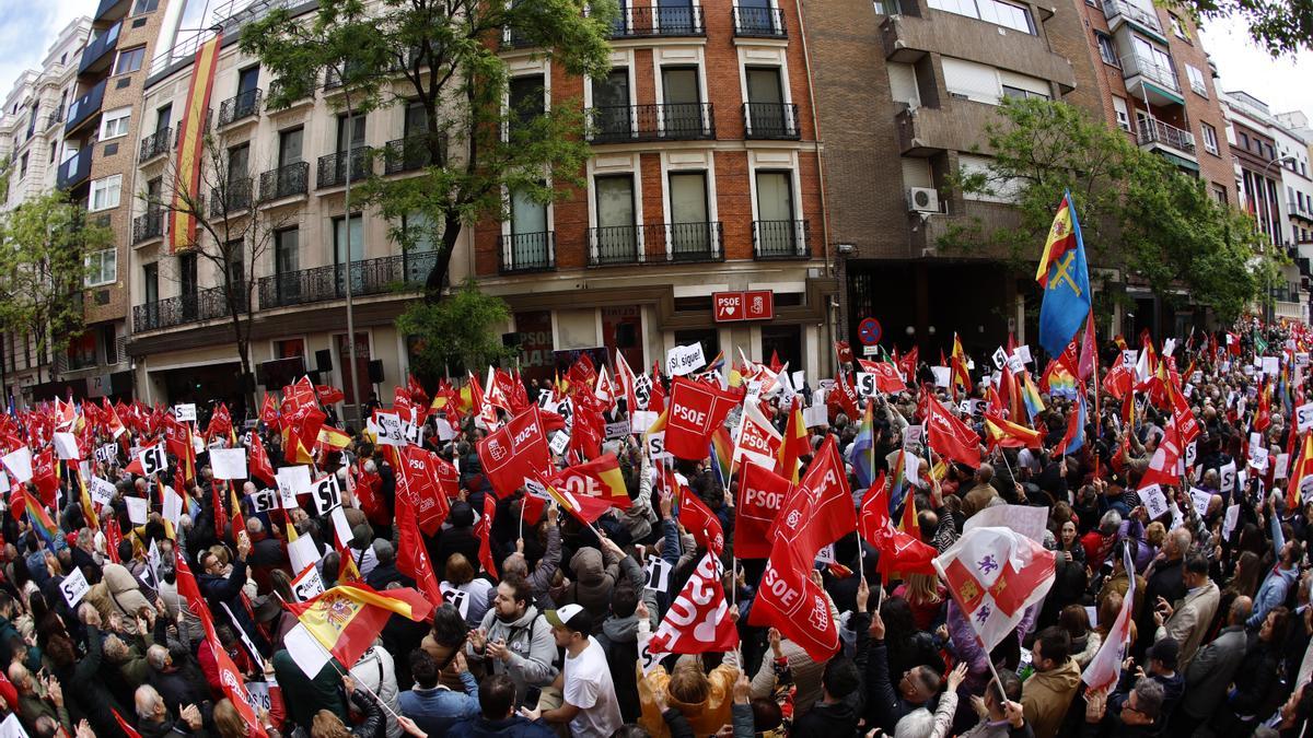 El PSOE hace un último y masivo intento en su sede para que Sánchez no dimita: &quot;¡Quédate, merece la pena!&quot;