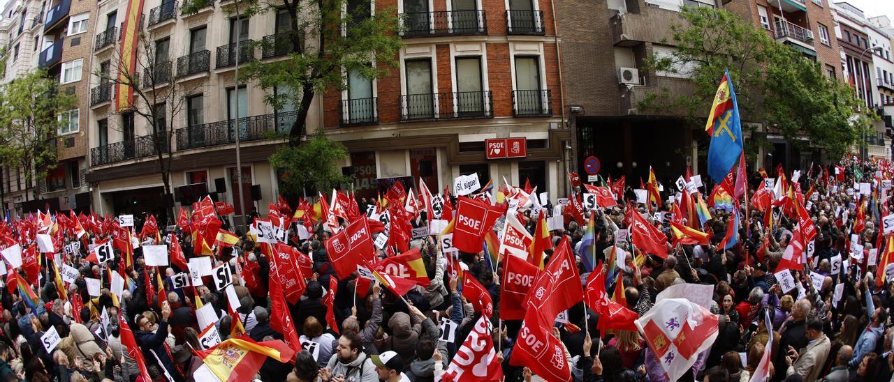 El PSOE hace un último y masivo intento en su sede para que Sánchez no dimita: &quot;¡Quédate, merece la pena!&quot;