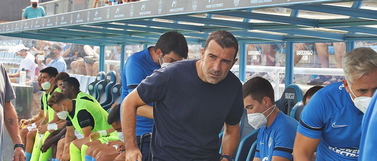 Juan Carlos Carcedo, entrenador de la UD Ibiza, durante el encuentro ante el Málaga. | JUNA A. RIERA