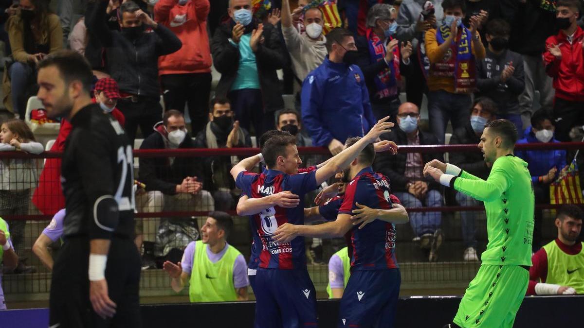 El Levante UD FS celebra uno de sus goles ante el Barça en el último partido de 2021 en Paterna