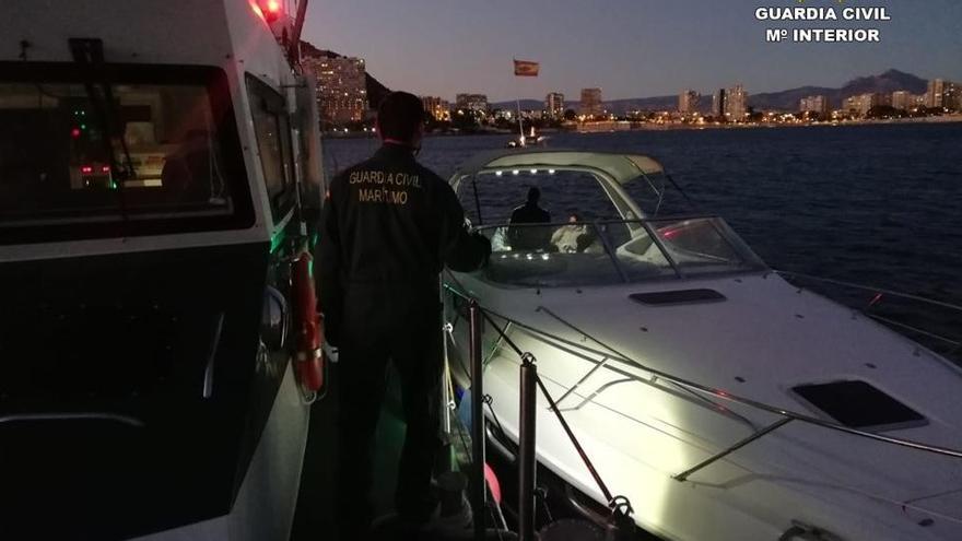 La Guardia Civil descubre una fiesta celebrada en dos yates en Alicante