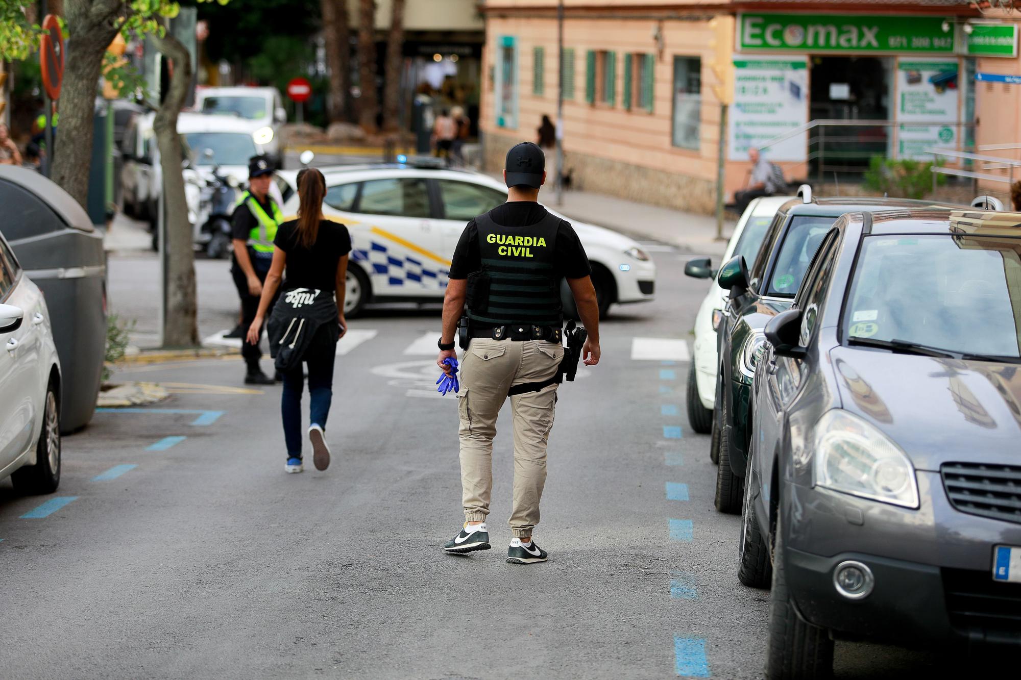 Las imágenes del registro de la Guardia Civil de Ibiza en la calle Arxiduc Lluis Salvador