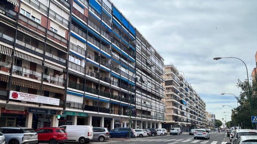 Sergio Estacio, portavoz del comercio de Reina Mercedes, ante la "incertidumbre" de 18 meses de obras: "Va a mejorar la calle pero pedimos control en los tiempos y fases"