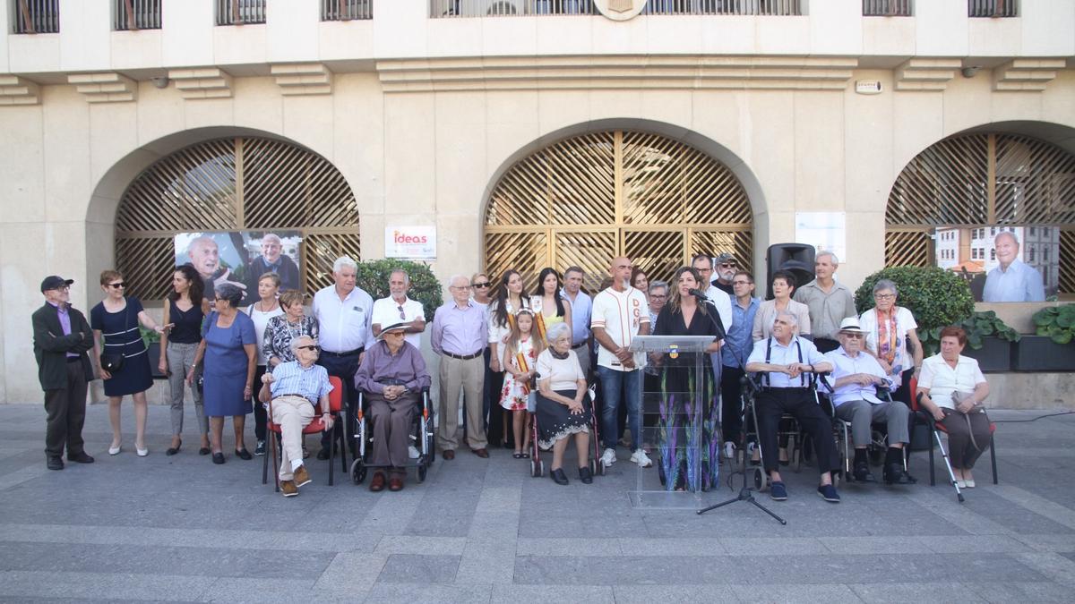 Los protagonistas de la exposición Retratos de la memoria de Sant Joan.