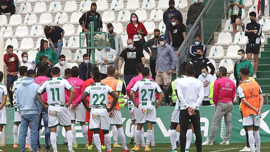 Los jugadores del Córdoba CF hablan con los aficionados de fondo sur de El Arcángel tras consumarse el descenso a Segunda RFEF, este domingo.