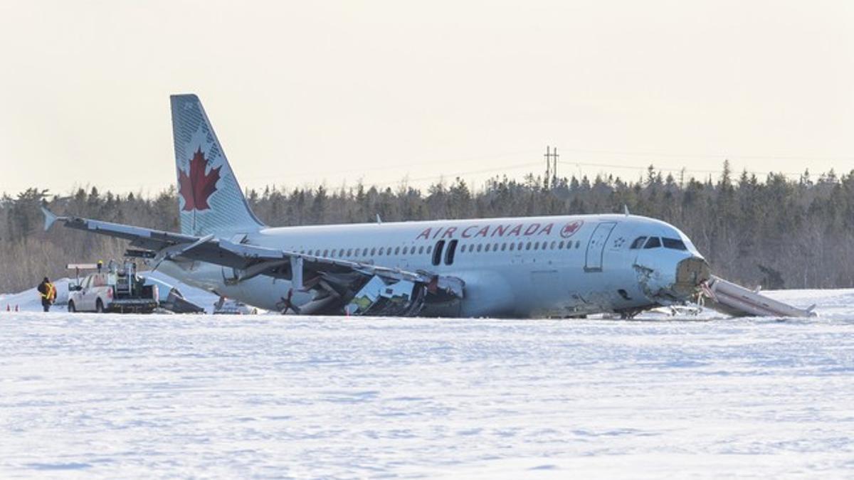 El A320 de Air Canada siniestrado en el aeropuerto de Halifax, este domingo.