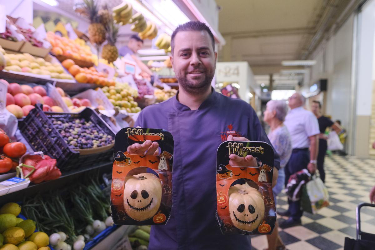 Yoni Lorenzo con las calabazas que vende en su puesto del Mercado Central de Las Palmas de Gran Canaria.