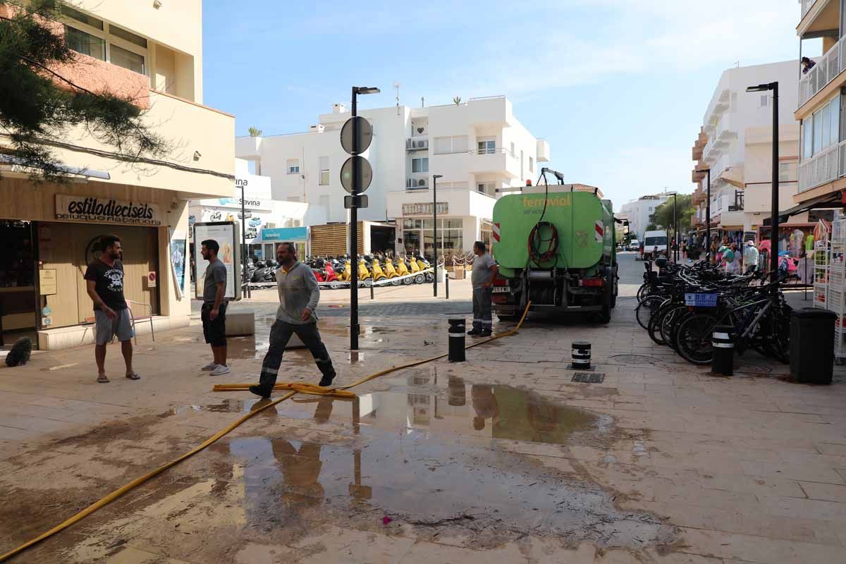 La lluvia torrencial en Formentera provoca más de 15 salidas de los bomberos por inundaciones