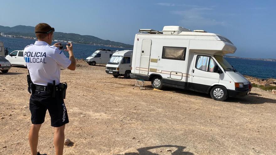 Sant Antoni interpone 116 multas por acampar o estacionar autocaravanas en espacios públicos