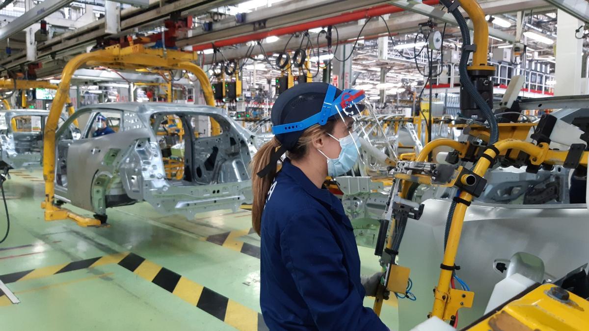 Una mujer trabajadora de la cadena de montaje de la fábrica de Stellantis en Vigo.