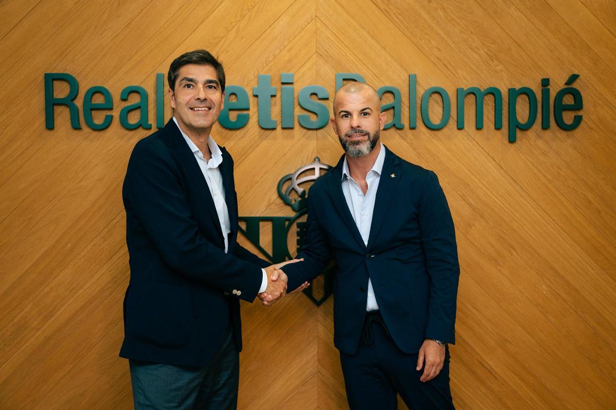 El Betis acuerda la renovación de Manu Fajardo hasta 2030
