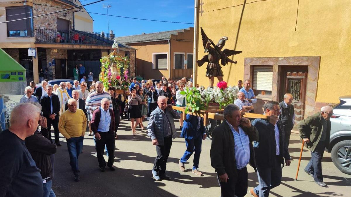 Procesión con las imágenes de San Miguel Arcángel y la Virgen del Rosario. | Ch. S.