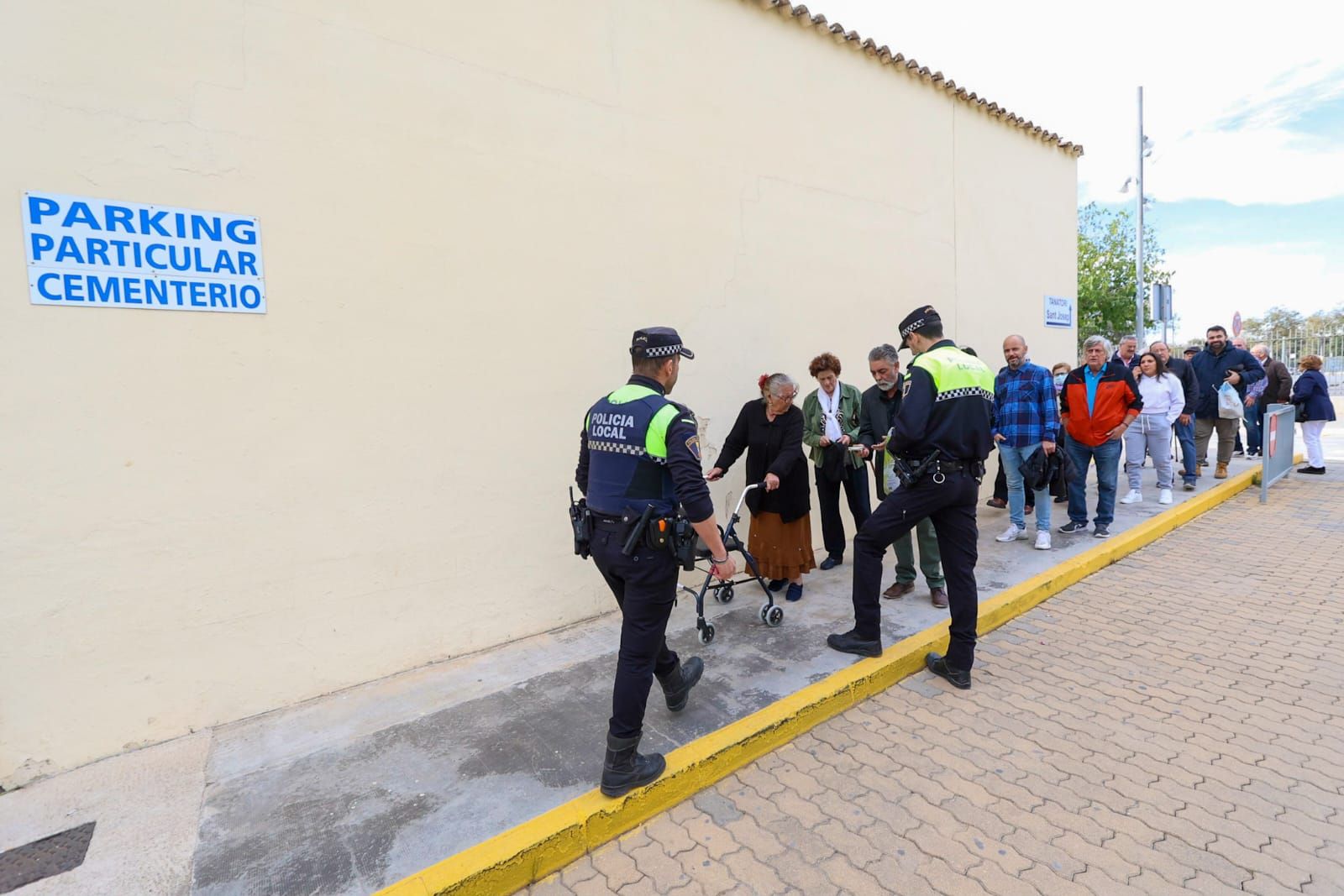 La policía mantiene los controles en las entradas y salidas del cementerio de Torrent