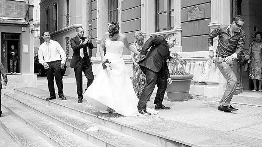 Una pareja de novios, a la salida de su boda, en el Ayuntamiento de Carreño, el pasado verano.