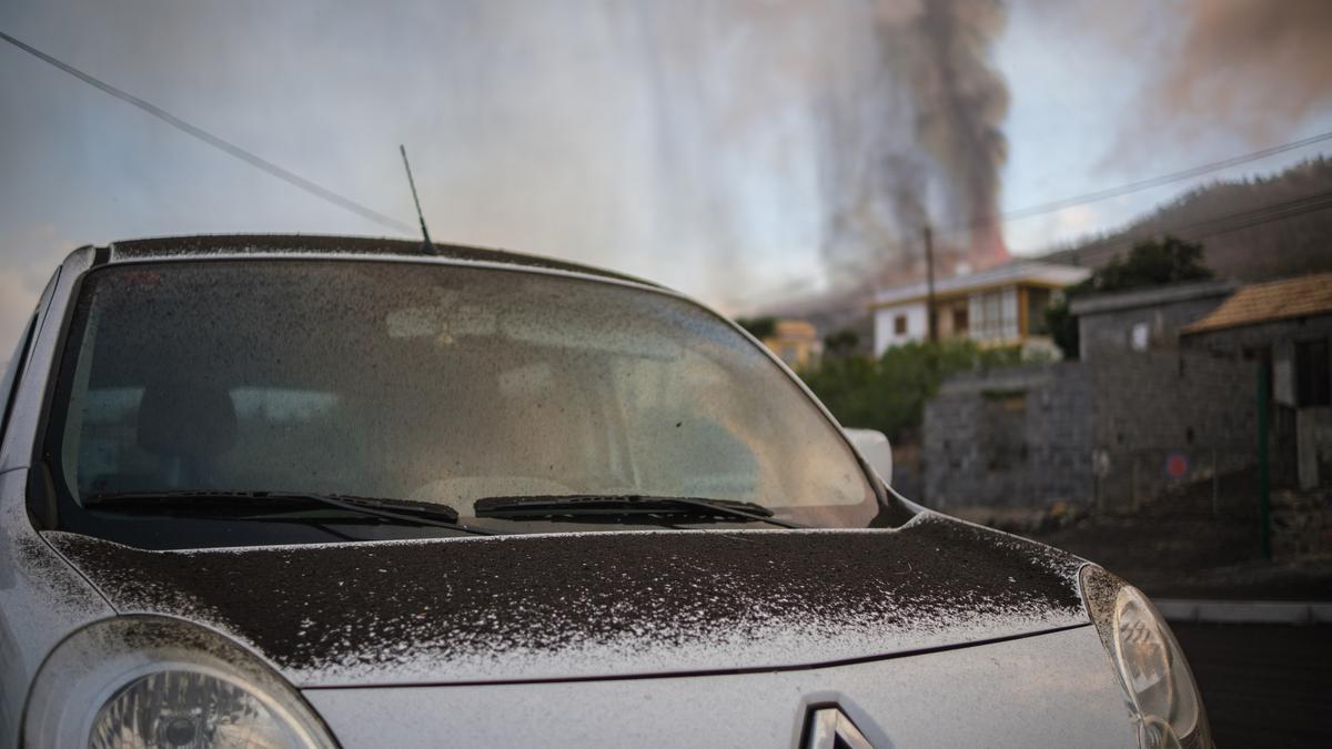 La ceniza del volcán de La Palma cubre un coche aparcado en la calle.