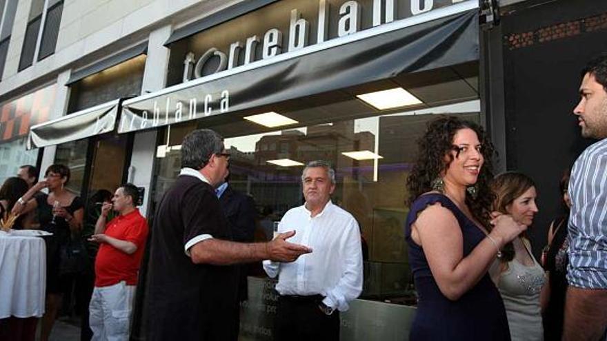 Un momento de la inauguración ayer de la Pastelería Torreblanca en la ciudad.