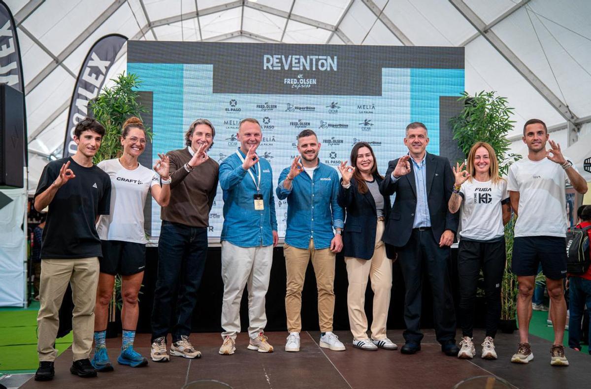 Organizadores, patrocinadores y competidores, en la presentación oficial de la carrera.