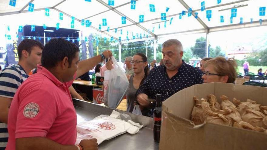 La entrega del bollo y de la botella de vino, ayer, en las fiestas de Santiago Apóstol de Ferreros.