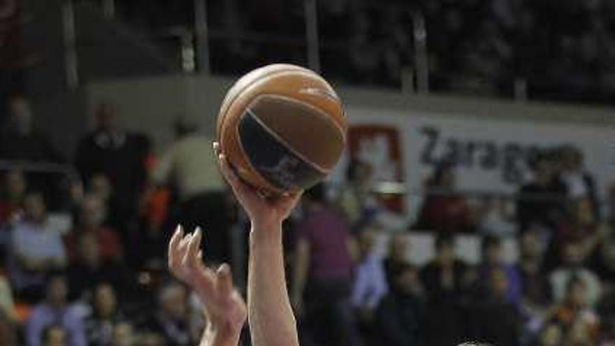 El malagueño Carlos Cabezas, lanzando a canasta, fue una pesadilla para el Unicaja.